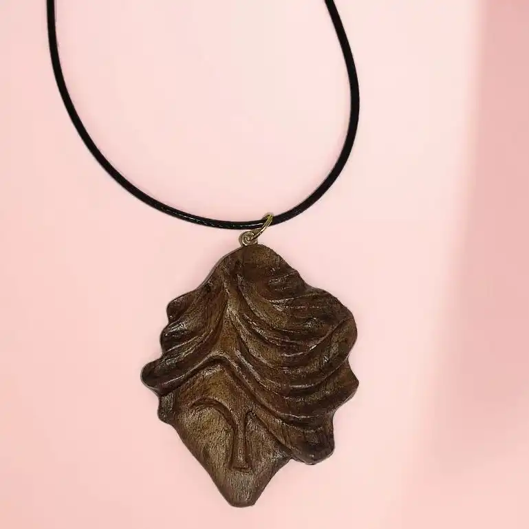 گردنبند مدل چوبی دختر