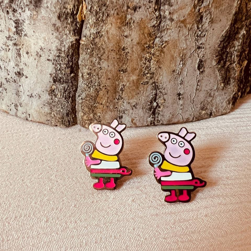 گوشواره دخترانه مدل خوک کوچولو آب نبات دار گوشواره دخترانه مدل خوک کوچولو آب نبات دار