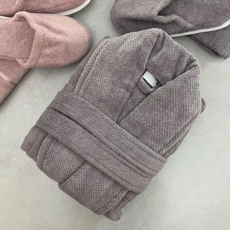 سرویس حوله پالتویی 11 تکه مدل عروس و داماد طرح میکرو کد 61907