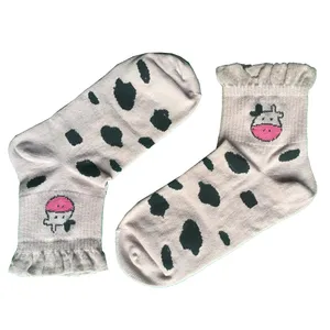 جوراب دخترانه مدل نیم ساق طرح گاو رنگ کالباسی