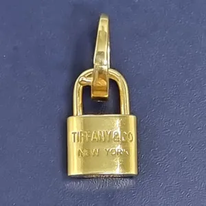 آویز گردنبند طلا 18 عیار زنانه مدل TIFANI گالری یارطلا کد PLLOCK07