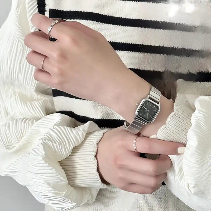 ساعت مچی عقربه ای زنانه مدل کلاسیک بند ریلی فلزی کد 5