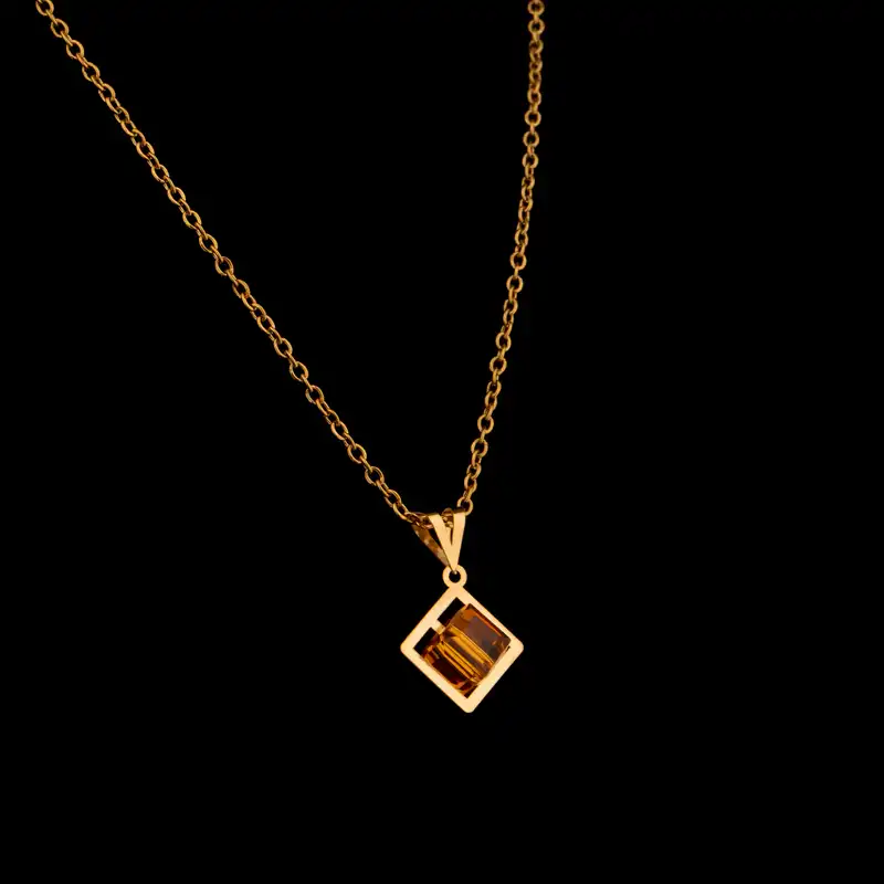 گردنبند طلا 18 عیار زنانه ناریا مدل مکعب رنگ نارنجی