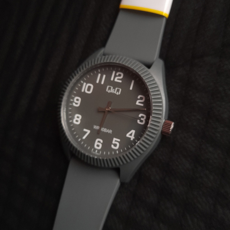 ساعت مچی عقربه ای کیو اند کیو مدل V12A-008VY