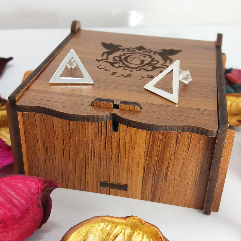 گوشواره نقره زنانه طرح مثلث توخالی گوشواره نقره زنانه طرح مثلث توخالی