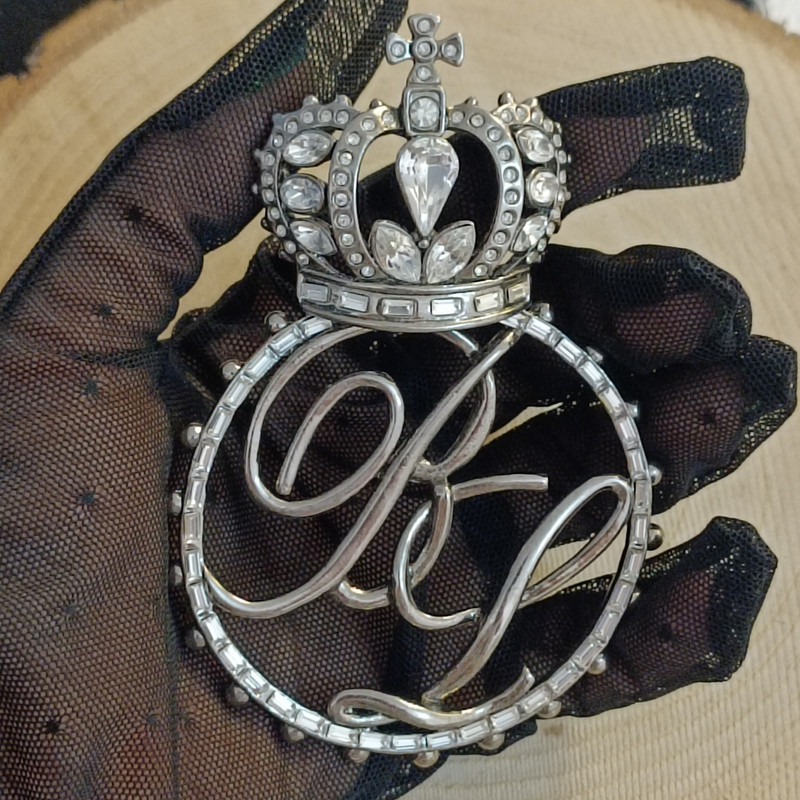 گل سینه زنانه مدل تاج نگین دار