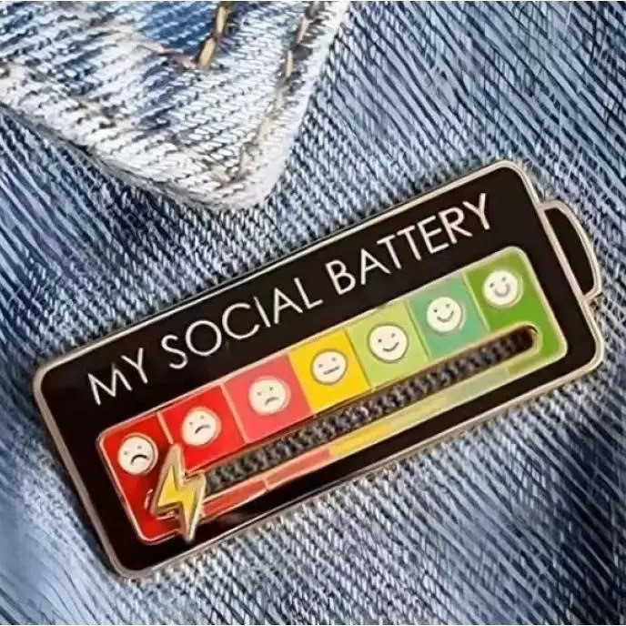 سنجاق سینه زنانه مدل   وضعیت خلق وخوی باتری