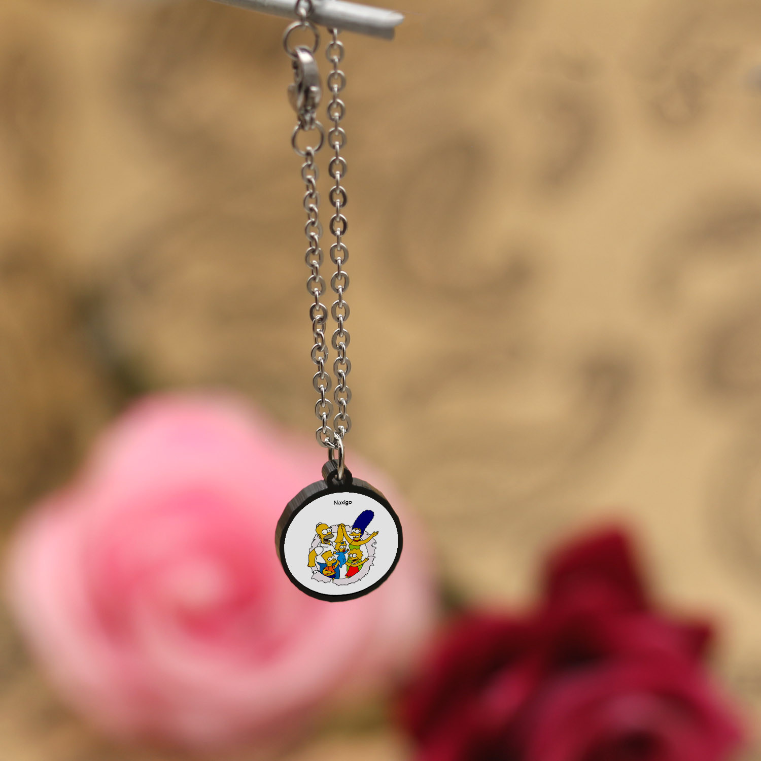 آویز ساعت زنانه ناکسیگو مدل شب تاب طرح سیمپسون ها کد AW8761