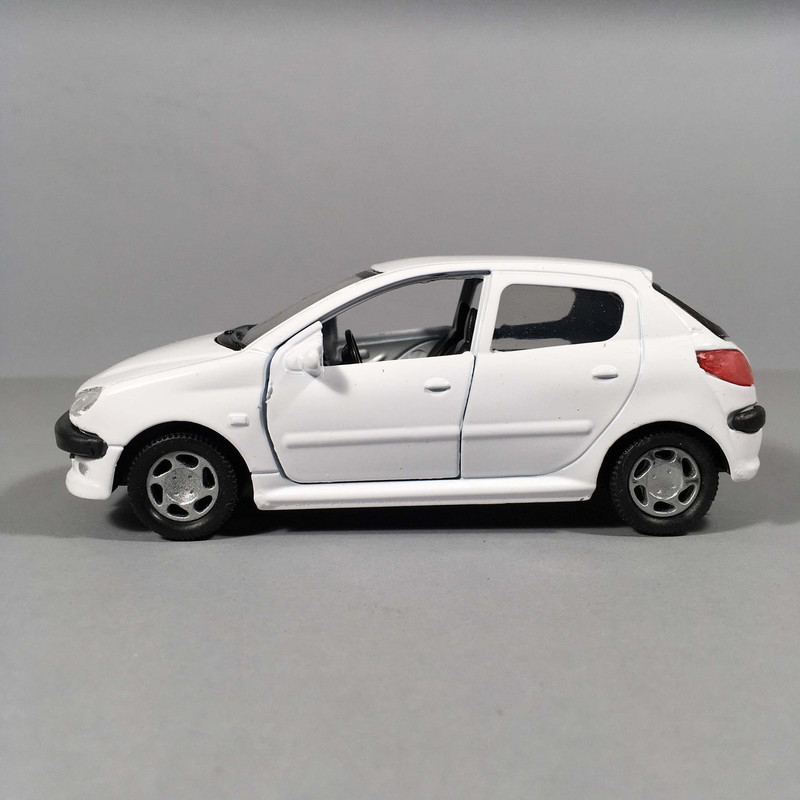 ماشین بازی طاها مدل پژو 206