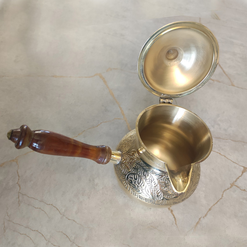 قهوه جوش برنجی مدل درب دار دسته چوبی 2.3 CUP