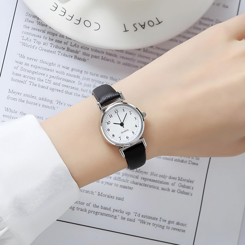 ساعت مچی عقربه ای زنانه مدل کلاسیک بند چرم کد 01