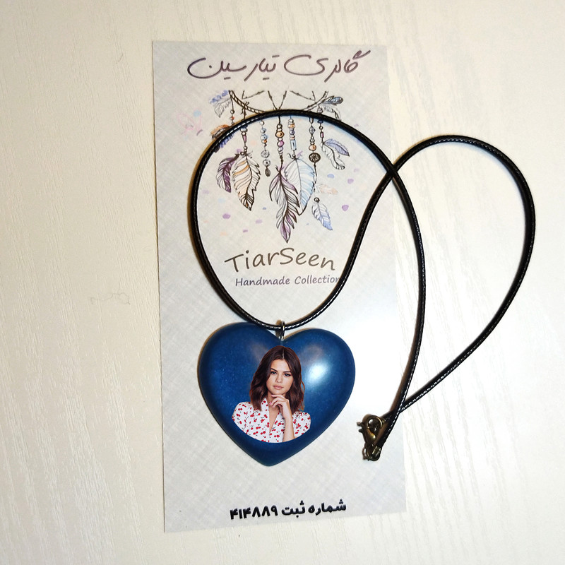 گردنبند دخترانه گالری تیارسین مدل رزینی طرح سلنا گومز کد TR114 گردنبند دخترانه گالری تیارسین مدل رزینی طرح سلنا گومز کد TR114