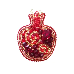 گل سینه زنانه طرح انار کد ۵۰۰۱