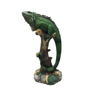 مجسمه مدل آفتاب پرست روی درخت