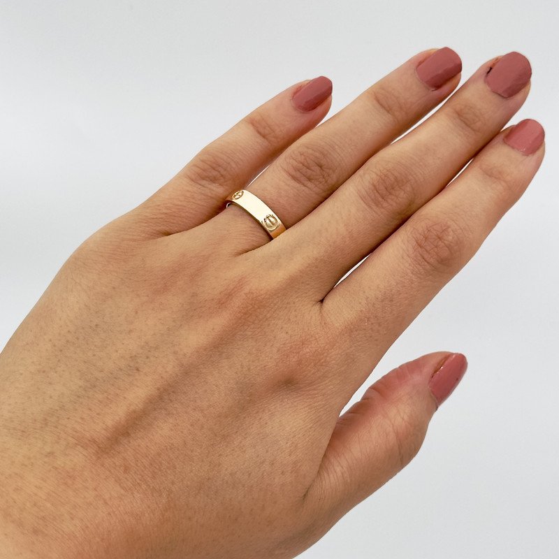 انگشتر طلا 18 عیار زنانه با طرح کارتیه لاو گالری طلای اس بی اچ مدل 01 سایز 52 انگشتر طلا 18 عیار زنانه با طرح کارتیه لاو گالری طلای اس بی اچ مدل 01 سایز 52