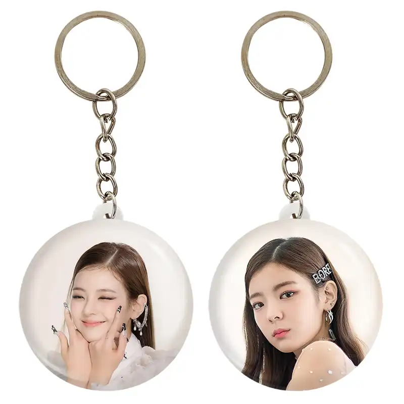 جاکلیدی خندالو مدل لیا گروه ایتزی ITZY کد 2019520196 مجموعه 2 عددی