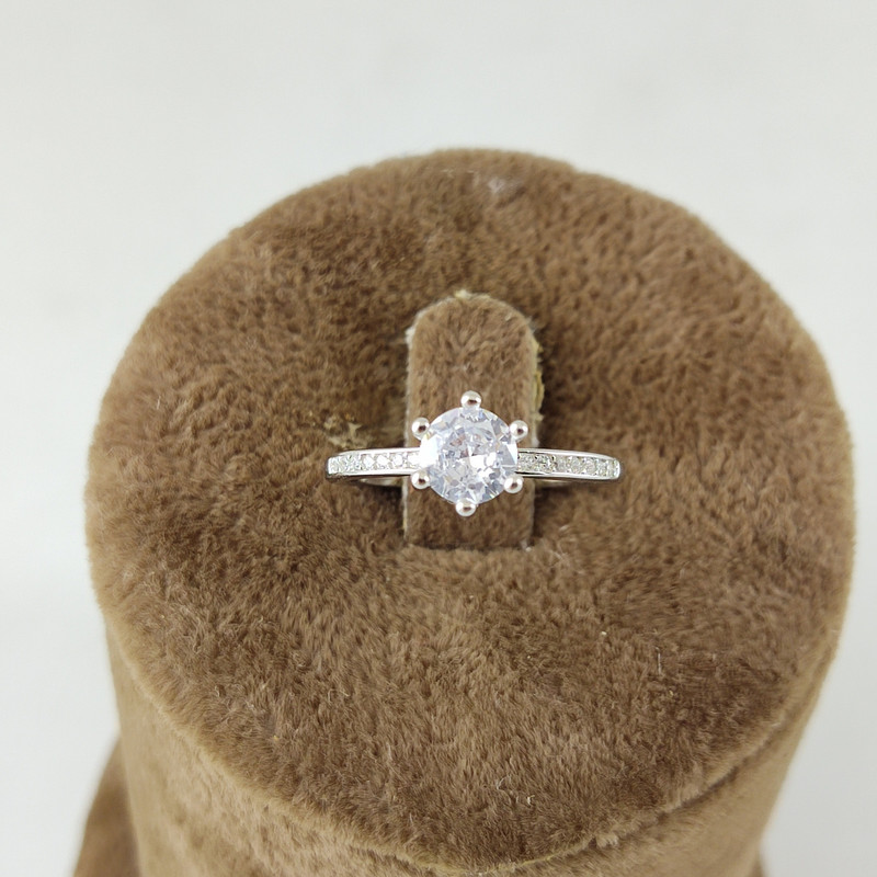 انگشتر نقره زنانه مدل سولیتر بغل سنگ کد R0006