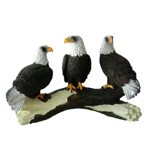 مجسمه طرح عقاب های نشسته بر روی تنه کد ۶۰۷