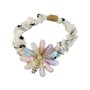 کش مو زنانه مدل بابونه شیشه ای نگین دار طرح گل کد 4023