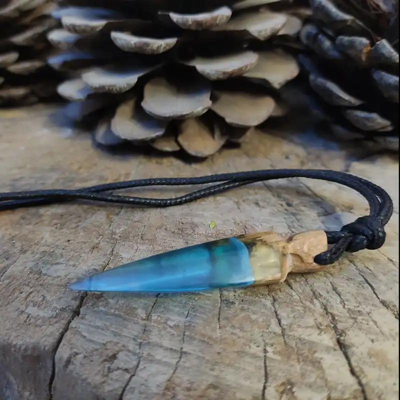 گردنبند مدل چوب و رزین چاقو 02