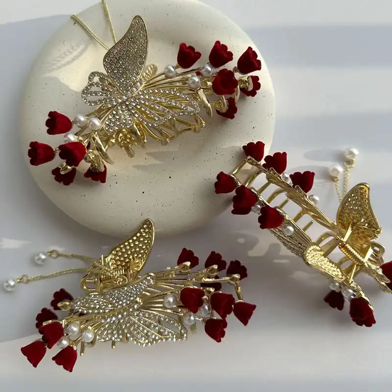 کلیپس مو زنانه مدل مجلسی نگین دار طرح پروانه و گل مخمل دارای آویز مروارید کد 3030