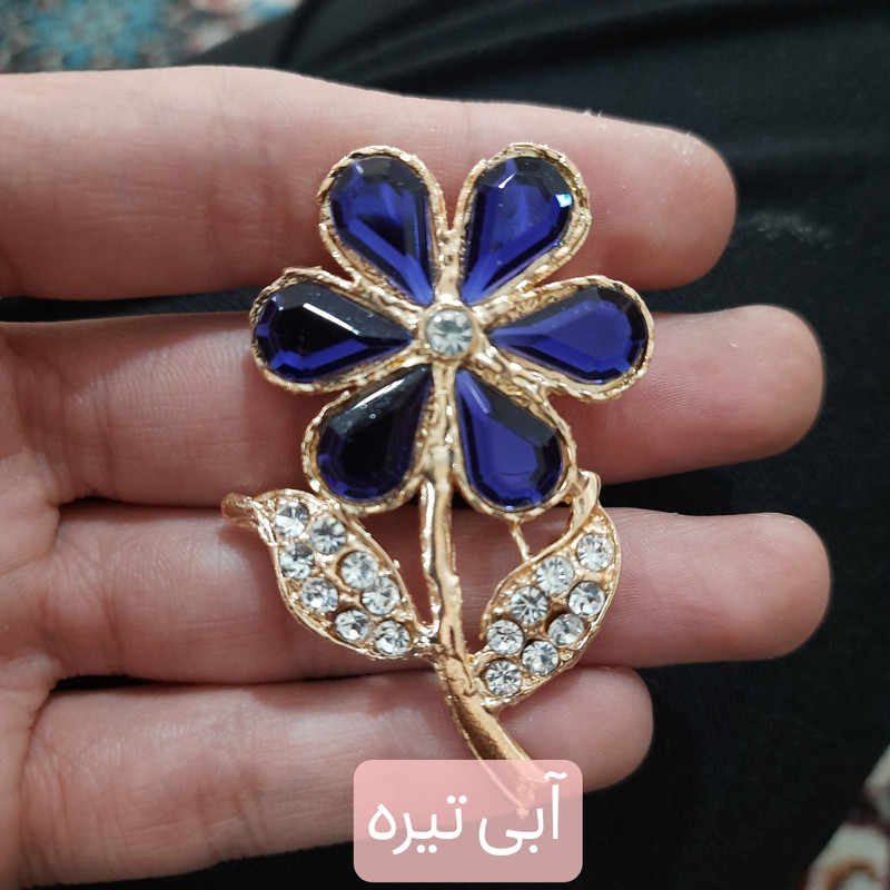 گل سینه زنانه مدل گل و برگ