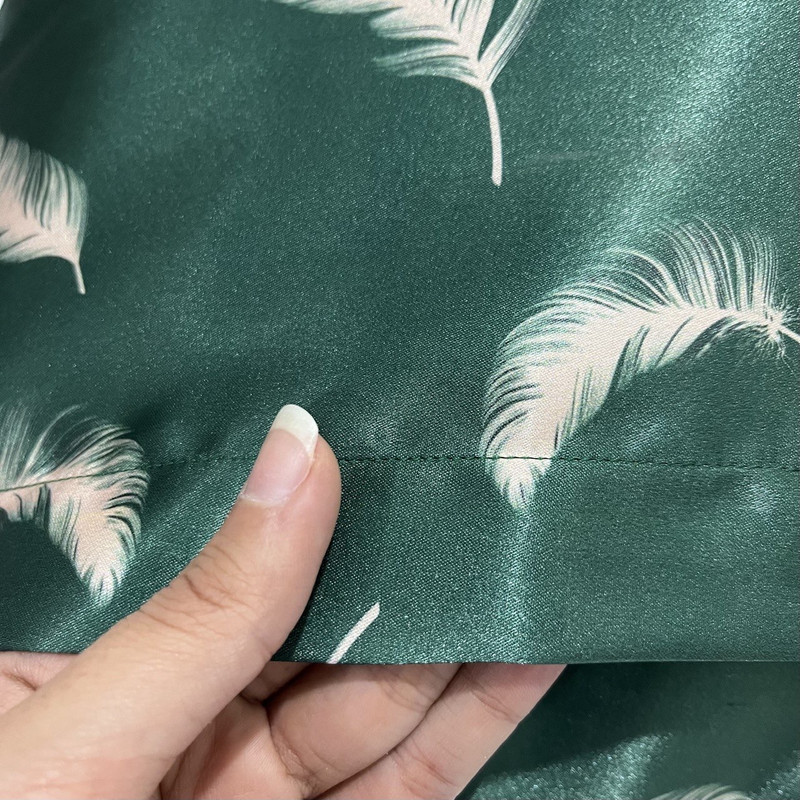 رو بالشی مدل ساتن ابریشم طرح پر به همراه کلاه خواب و چشم بند و کش مو