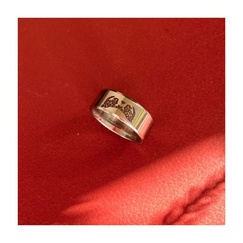 انگشتر مدل قلب و دست اسکلتی