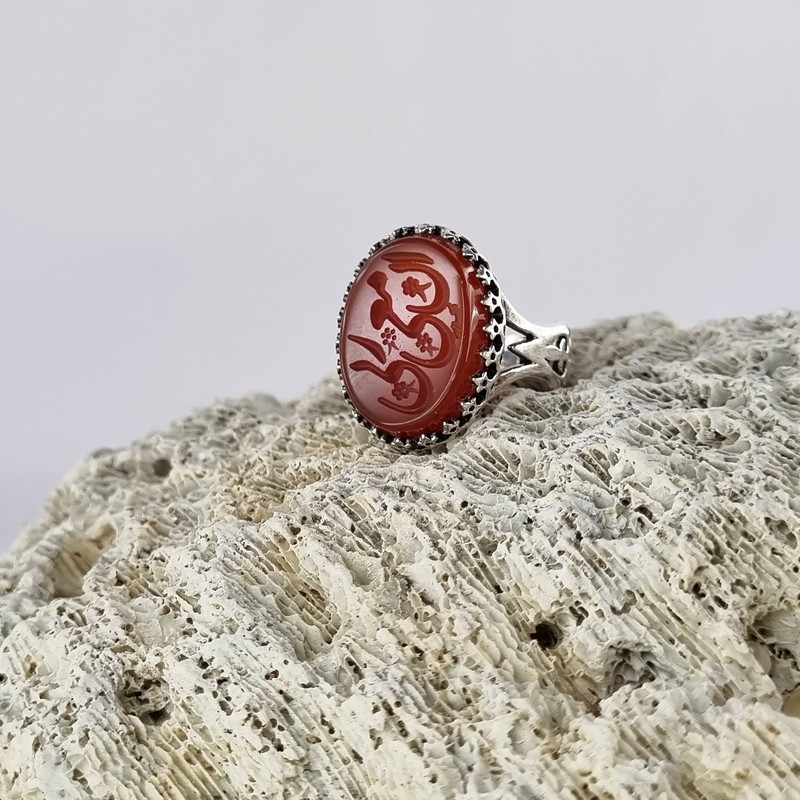 انگشتر نقره عقیق مردانه ملک زیور مدل سرنیزه طرح حکاکی ان معی ربی کد 418