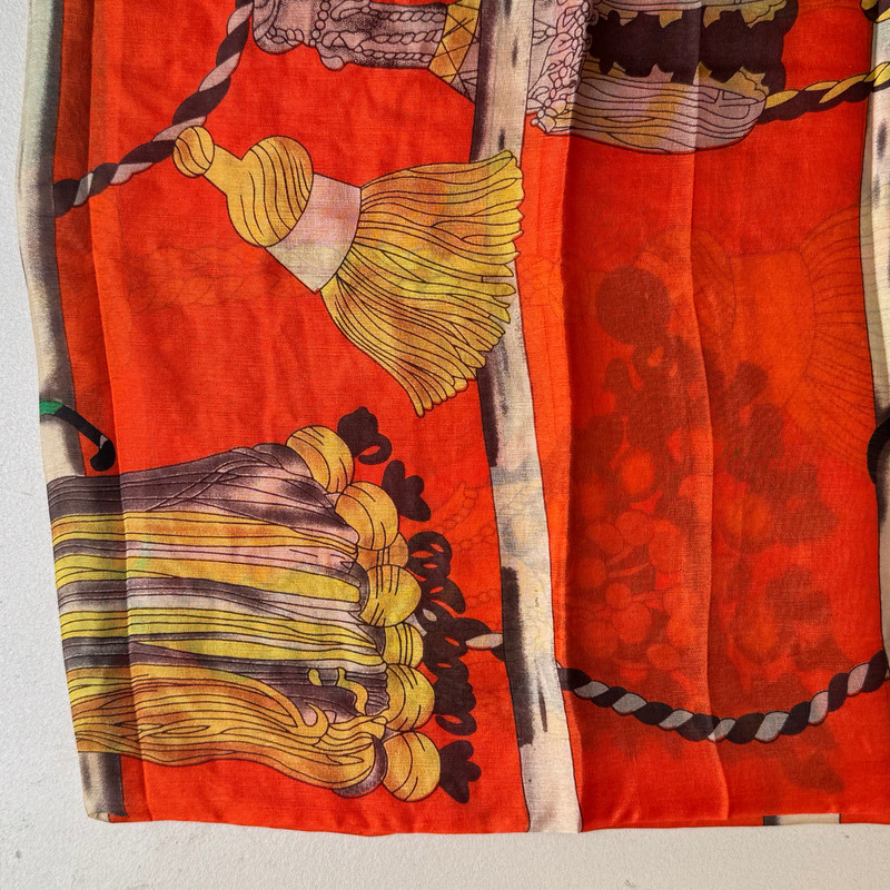 روسری زنانه مدل حریر ابرشیم طرح سنتی دور منگوله ای کد 5