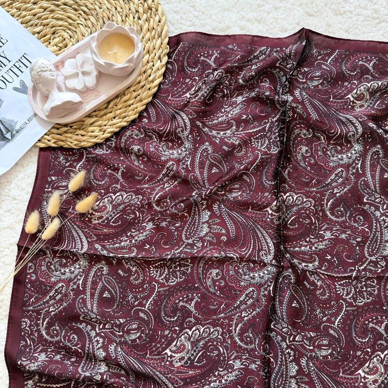 مینی اسکارف ابریشم سیلک زنانه مدل نگاره های سنتی با طول و عرض 68*68 سانتی‌متر