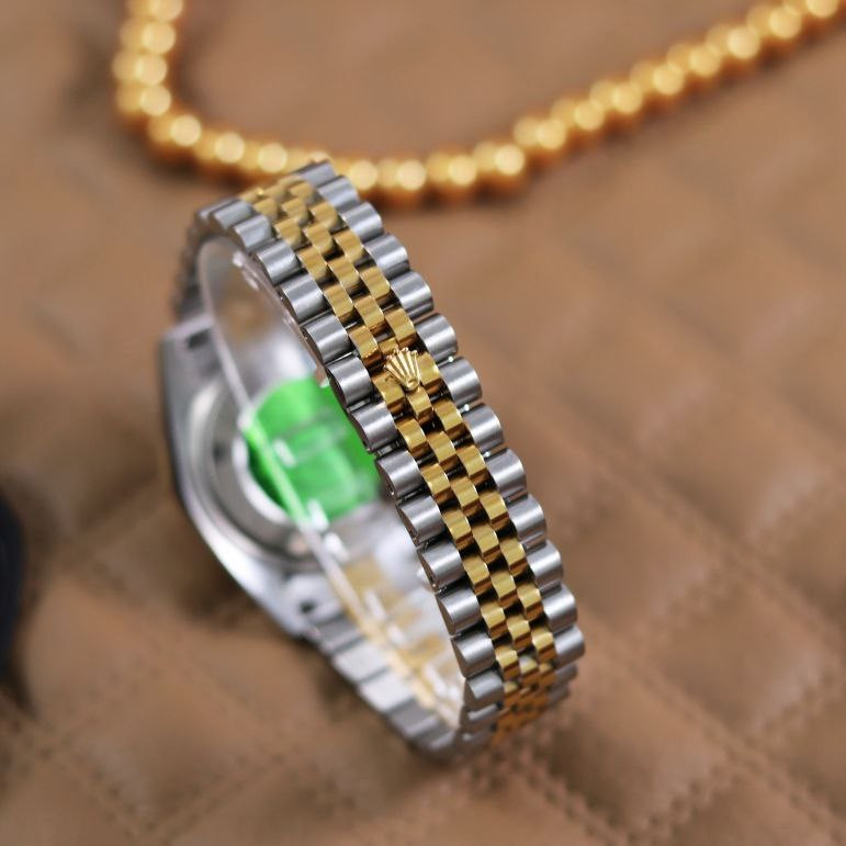 ساعت مچی عقربه ای زنانه مدل نگینی ساده ساعت مچی عقربه ای زنانه مدل نگینی ساده