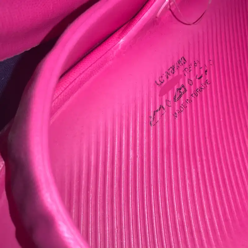 صندل زنانه ال سی وایکیکی مدل آنتی شوک پاستلی