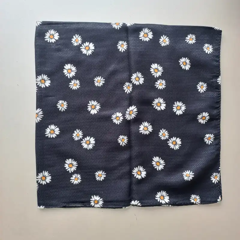 روسری زنانه مدل مینی اسکارف نخی بابونه ای قواره کوچک کد 61