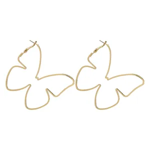 گوشواره زنانه مدل حلقه‌ای طرح پروانه کد 00702