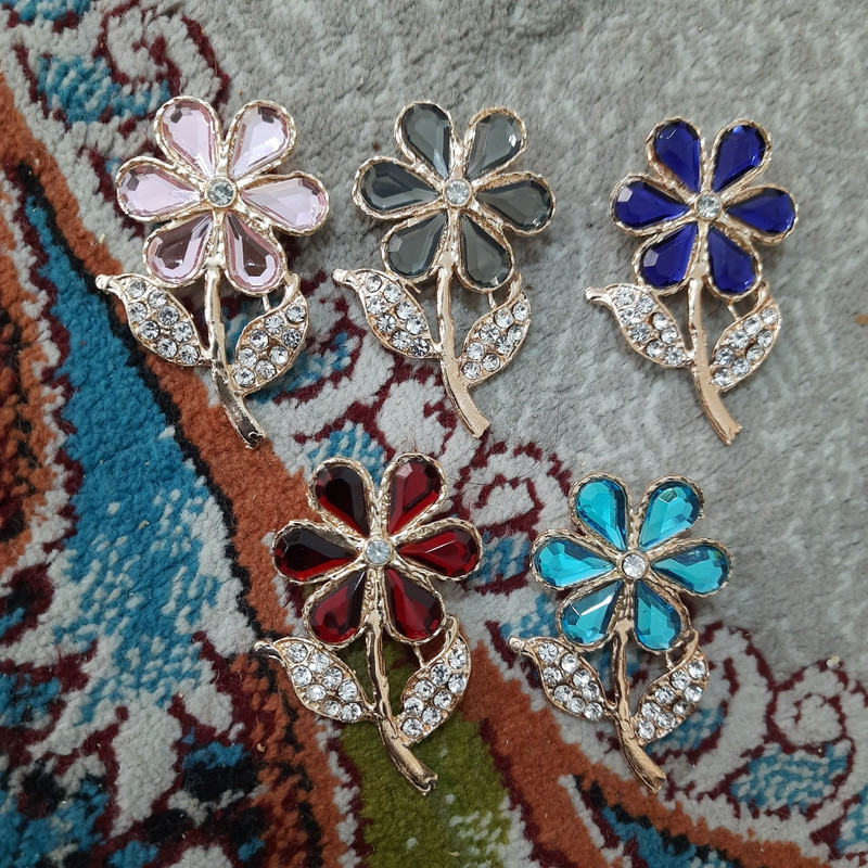 گل سینه زنانه مدل گل و برگ