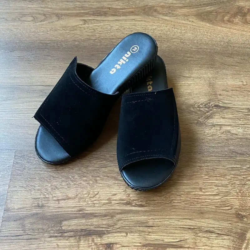 صندل زنانه نیکتا مدل 4000-مخمل  رنگ مشکی