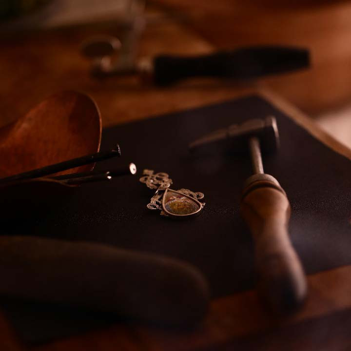 آویز گردنبند نقره زنانه طرح اسلیمی و منیاتور روی صدف آویز گردنبند نقره زنانه طرح اسلیمی و منیاتور روی صدف