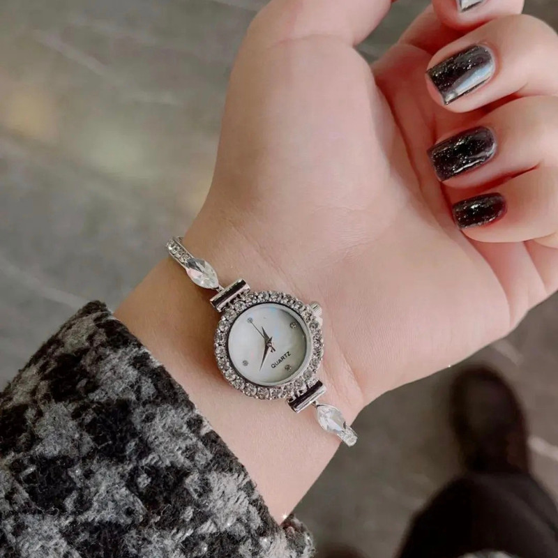 ساعت مچی عقربه ای زنانه مدل  تک نگین بند دستبندی قفل کرواتی کد 012