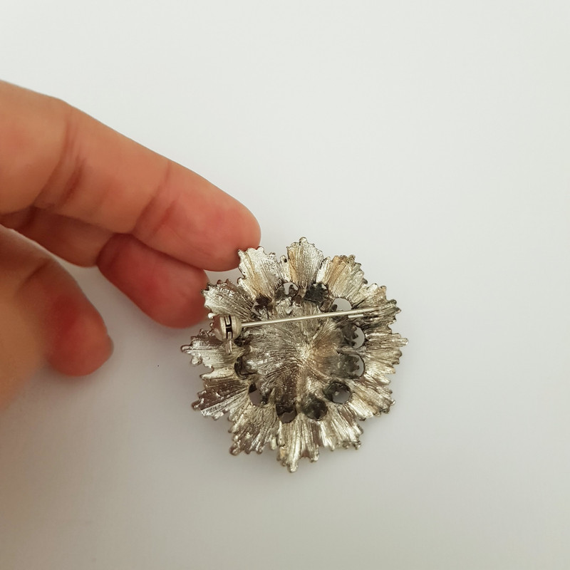 سنجاق سینه زنانه مدل گل مرواریدی و نگین سنجاق سینه زنانه مدل گل مرواریدی و نگین