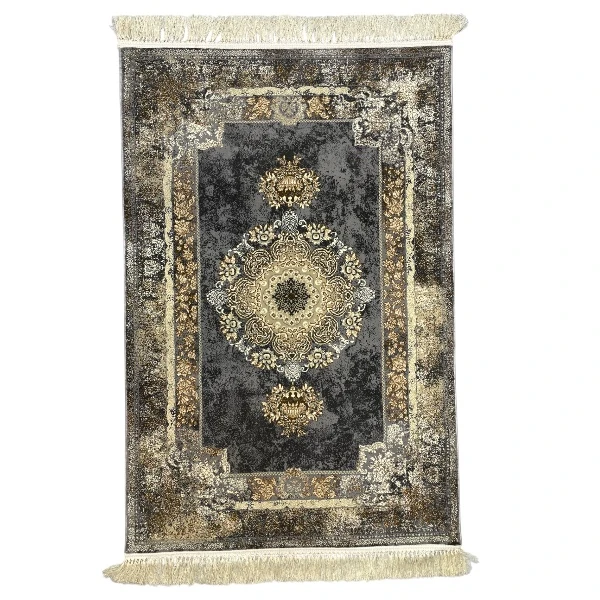 فرش ماشینی 700 شانه فرش هیوا زمینه نقره‌ای حاشیه نقره ای مدل طلاکوب