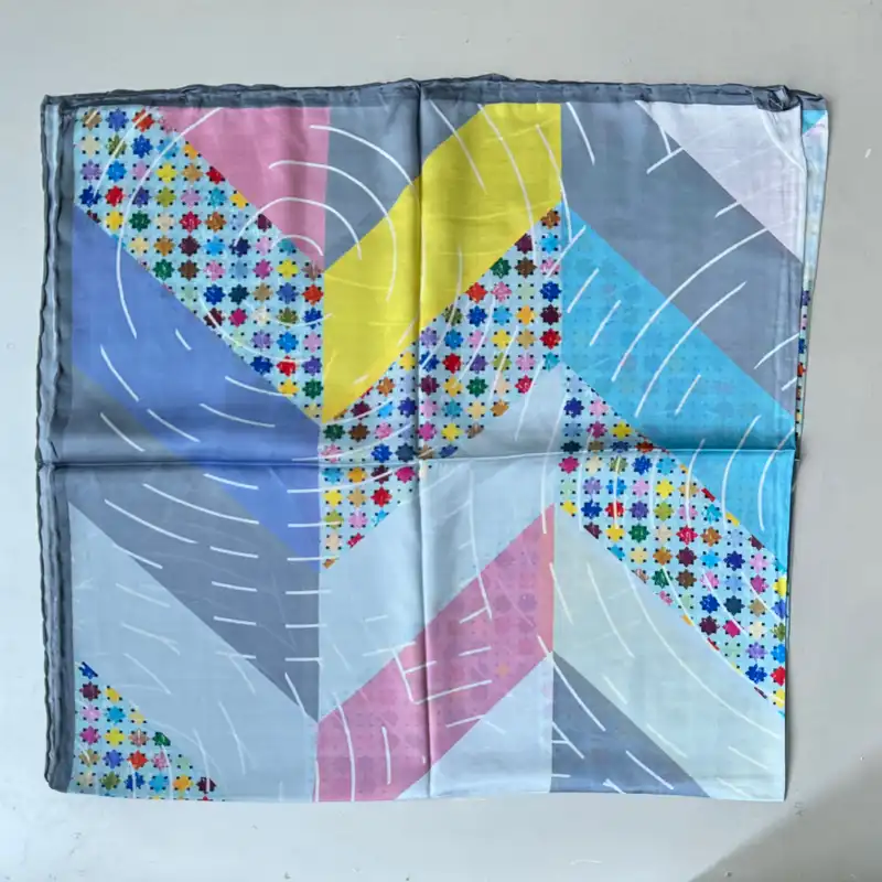 روسری زنانه مدل ساتن ابریشم نازک گل ریز زیگزاگی کد 04