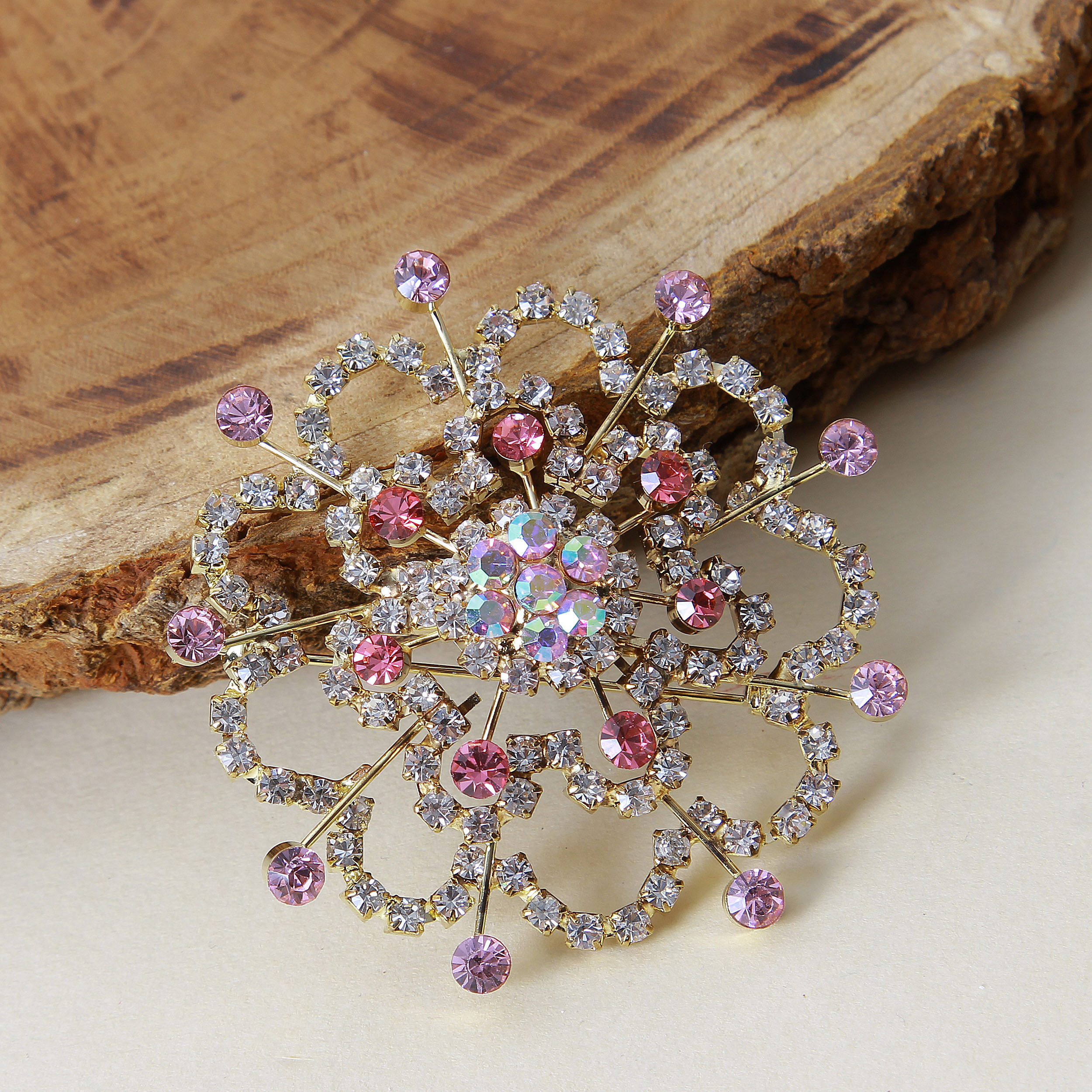 گل سینه زنانه بازرگانی میلادی مدل استیل ضد حساسیت رنگ ثابت فول نگین بدون ریزش کلاسیک کد ACZ_041 گل سینه زنانه بازرگانی میلادی مدل استیل ضد حساسیت رنگ ثابت فول نگین بدون ریزش کلاسیک کد ACZ_041