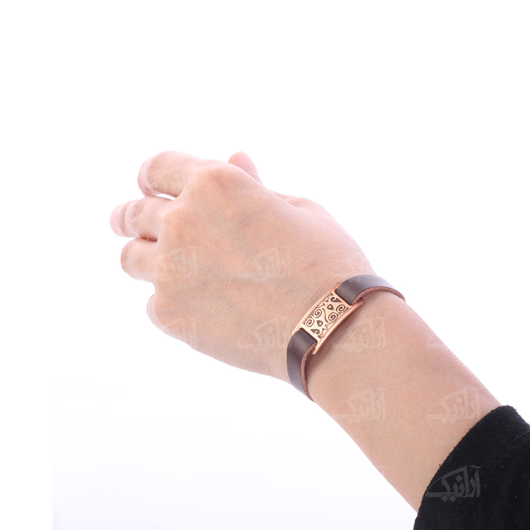 دستبند دست‌ساز زنانه آرانیک مدل چرمی با پلاک مسی کد 1511700017