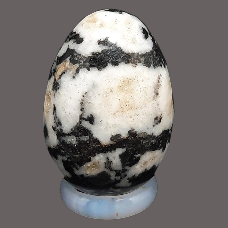 سنگ راف مدل تخم مرغ کوارتز تورمالین کد 3-72 به همراه پایه