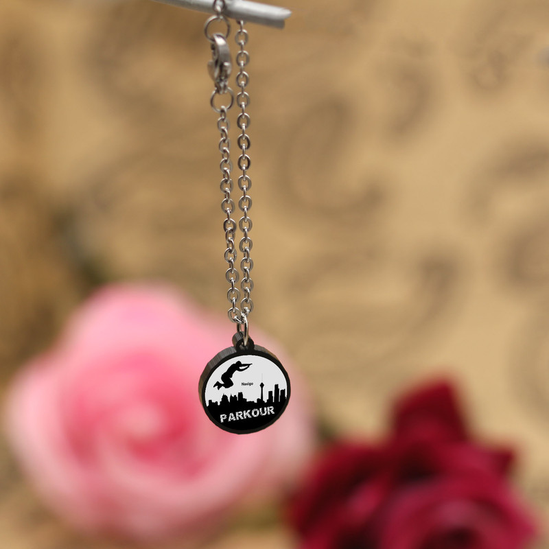 آویز ساعت زنانه ناکسیگو مدل شب تاب طرح پارکور کد AW8961