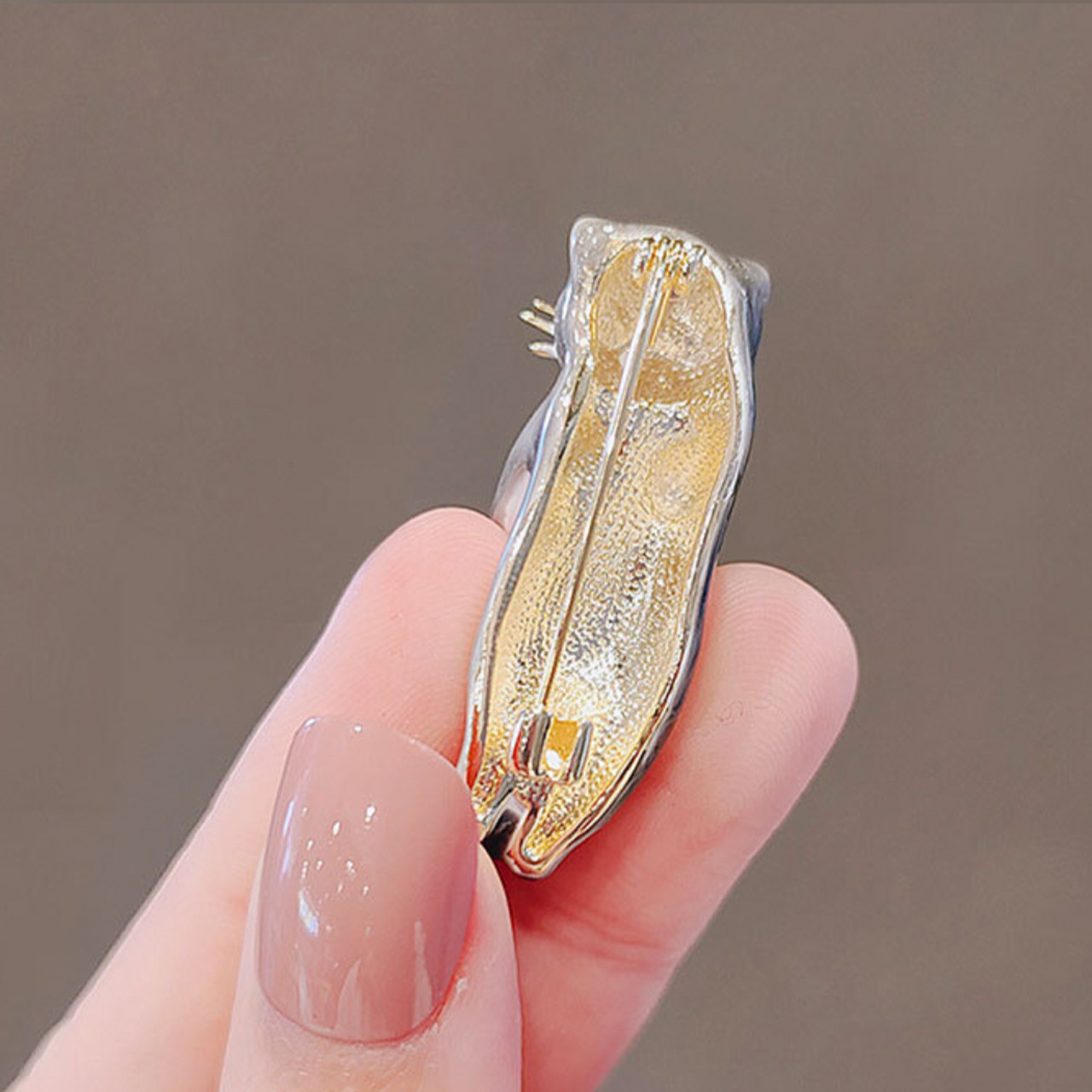 گل سینه زنانه مدل گربه کد 00788 گل سینه زنانه مدل گربه کد 00788