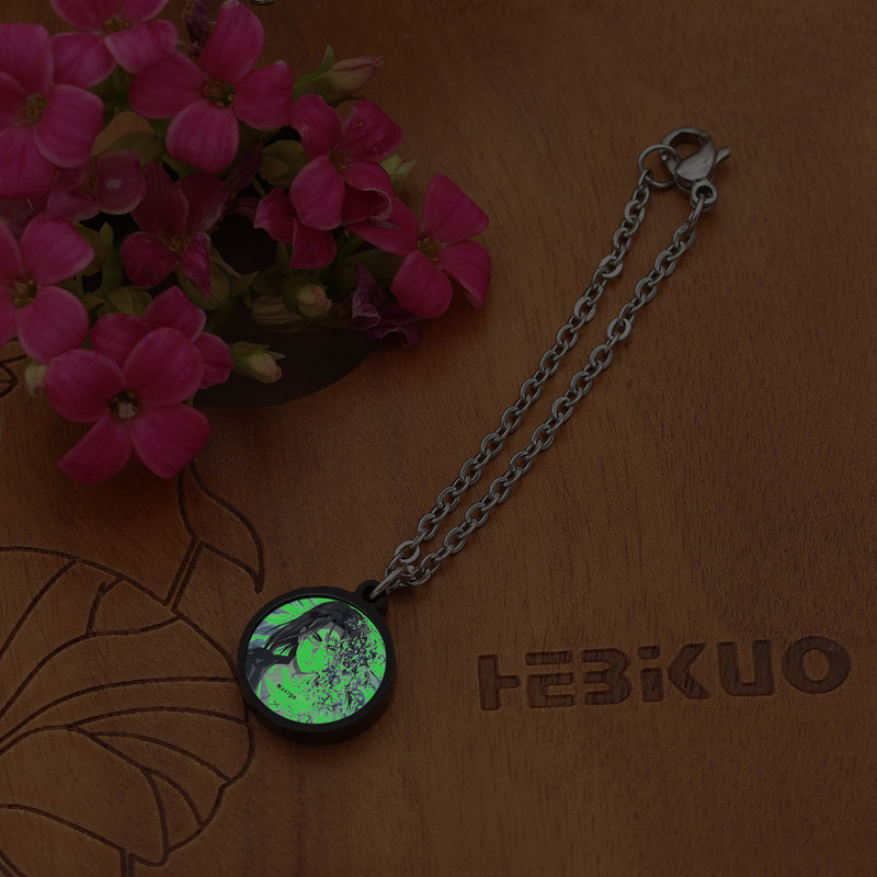 آویز ساعت زنانه ناکسیگو مدل شب تاب طرح Attack on Titan کد AW7257