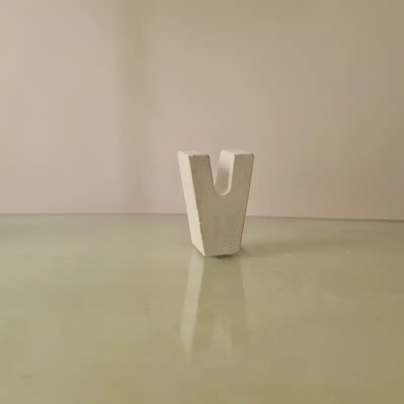 استند رومیزی تزیینی مدل حرف V