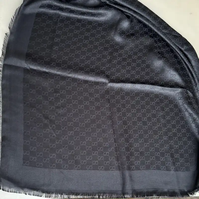 روسری زنانه مدل نخی ژاکارد دور ریش چهار فصل قواره بزرگ ۱۴۰ طرح زنجیری